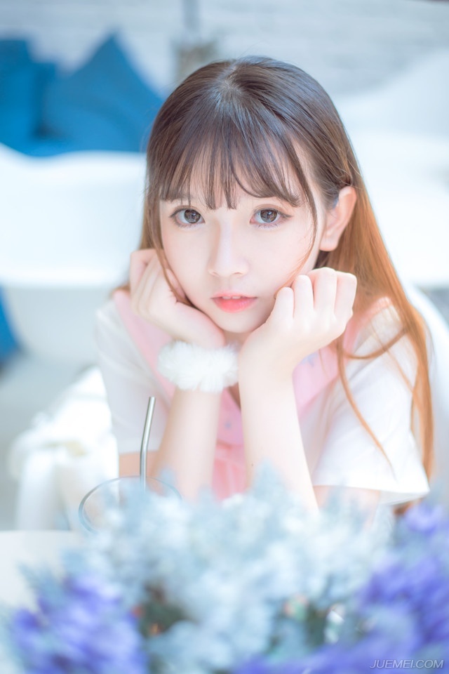 守一颗心，别像守一只猫。它冷了，来偎依你;它饿了，来叫你;它痒了，来摩你;它厌了，便偷偷地走掉。守一颗心，多么希望像守一只狗，不是你守它，而是它守你!